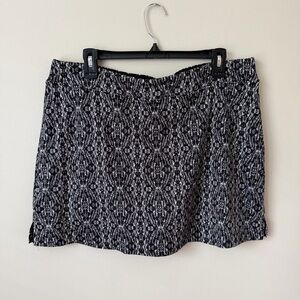 Tranquility Women’s Black and White Patterned Skort XL